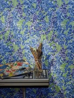 Pierre Frey Les Delphiniums - FP767001 -Trendy Wanddecoratie Wereld pierre frey pierre frey les delphiniums fp767001 2